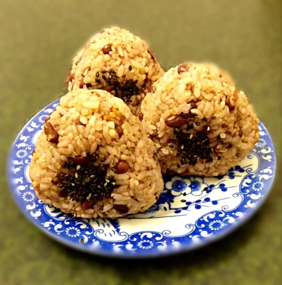 Red bean rice ball  赤飯むすび、黒胡麻付き|ずきみくさん