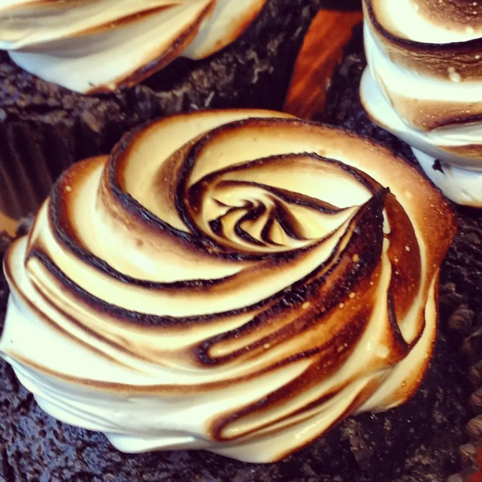 Chocolate cupcake with toasted marshmallow|12Dragonさん