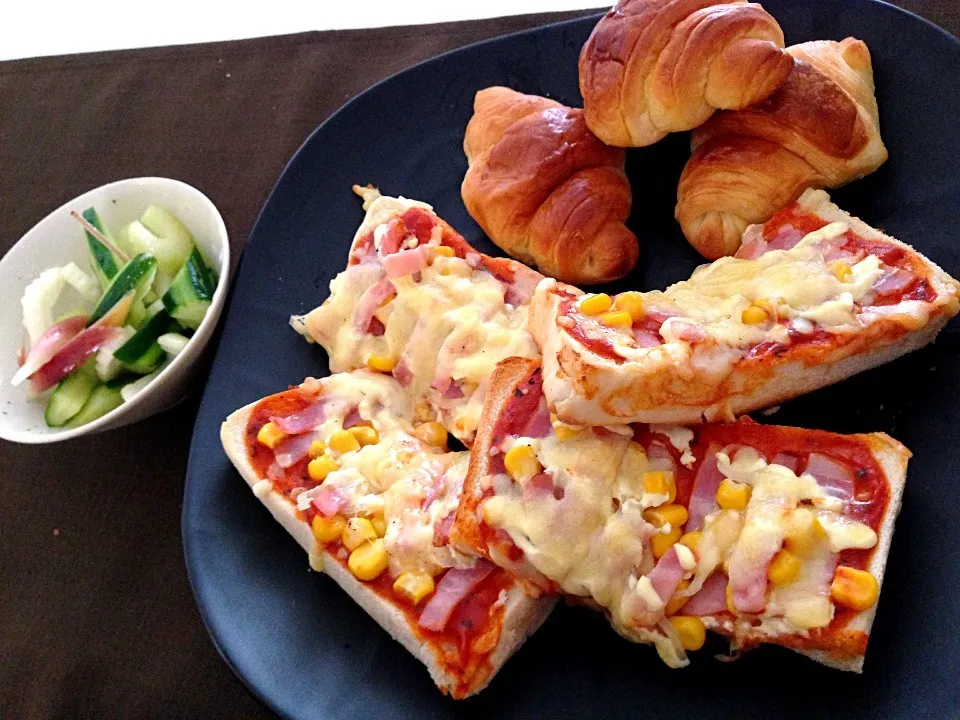 朝はピザトーストにしました。玉ねぎはレンジでチンしたから子供達も食べれたよー。|めぐっぺさん