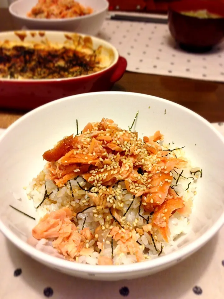 シャケ丼。実家の定番簡単ご飯。|ツナコさん