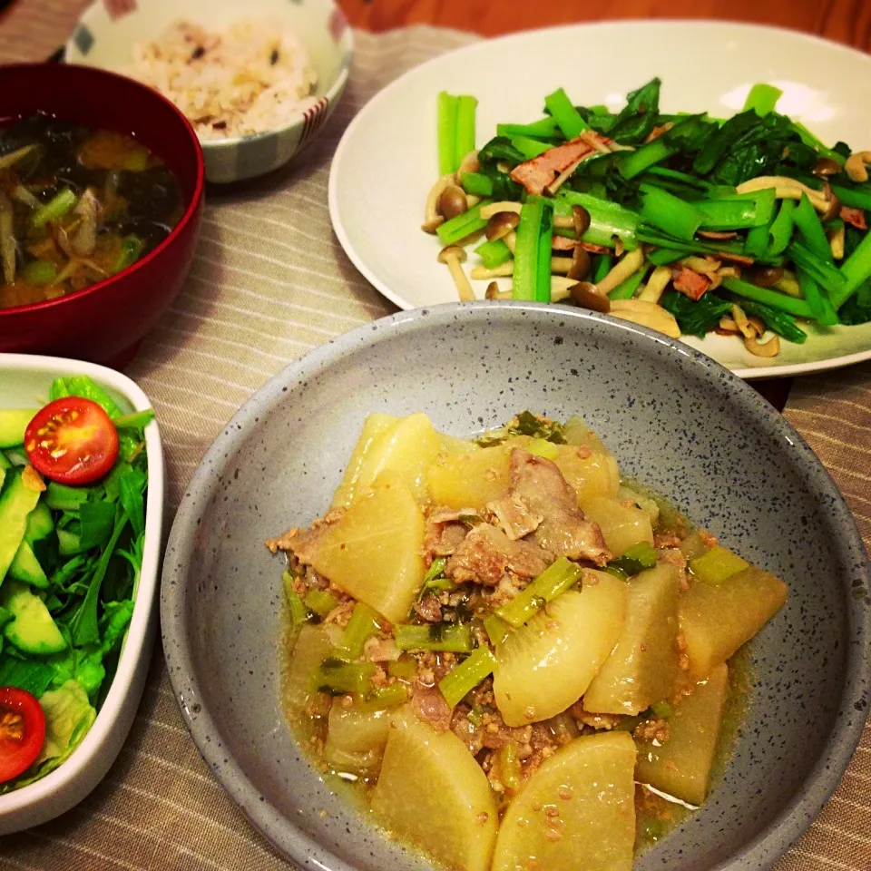 Snapdishの料理写真:大根と豚肉の煮物、小松菜としめじのベーコン炒め|akiさん