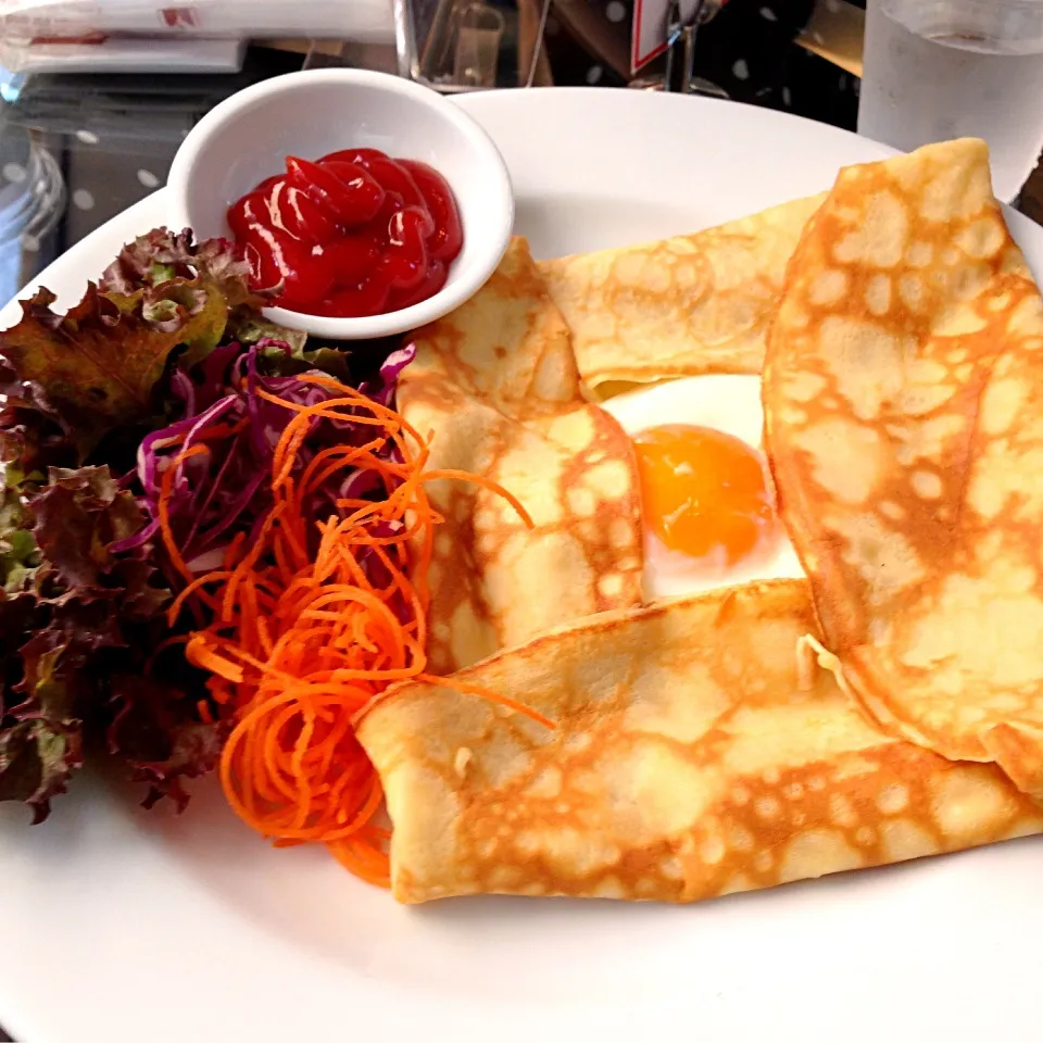 Crepe with cheese sausage and fried egg Yummy!|pimluck nswさん