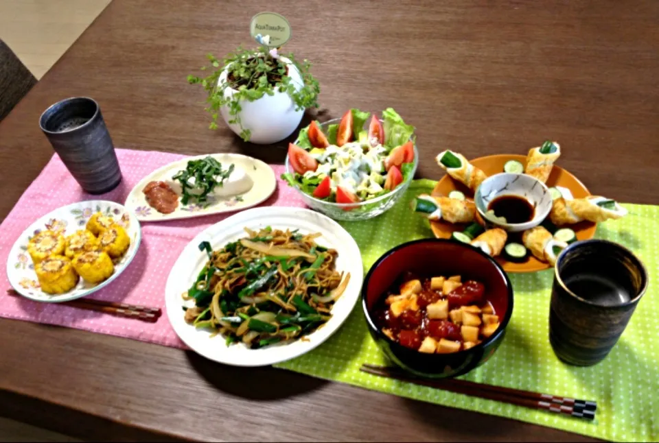 鮪と長芋のユッケ、豚肉とニラのオイスター焼きそば、とうもろこしのタレ焼き、梅ジソ冷奴、アボカドサラダ、竹輪きゅうり、ビール|pentarouさん