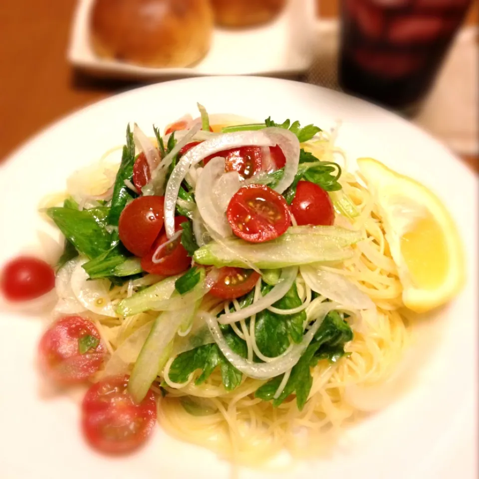 Snapdishの料理写真:野菜たっぷり冷製カッペリーニと氷入り赤ワイン|mikochieさん