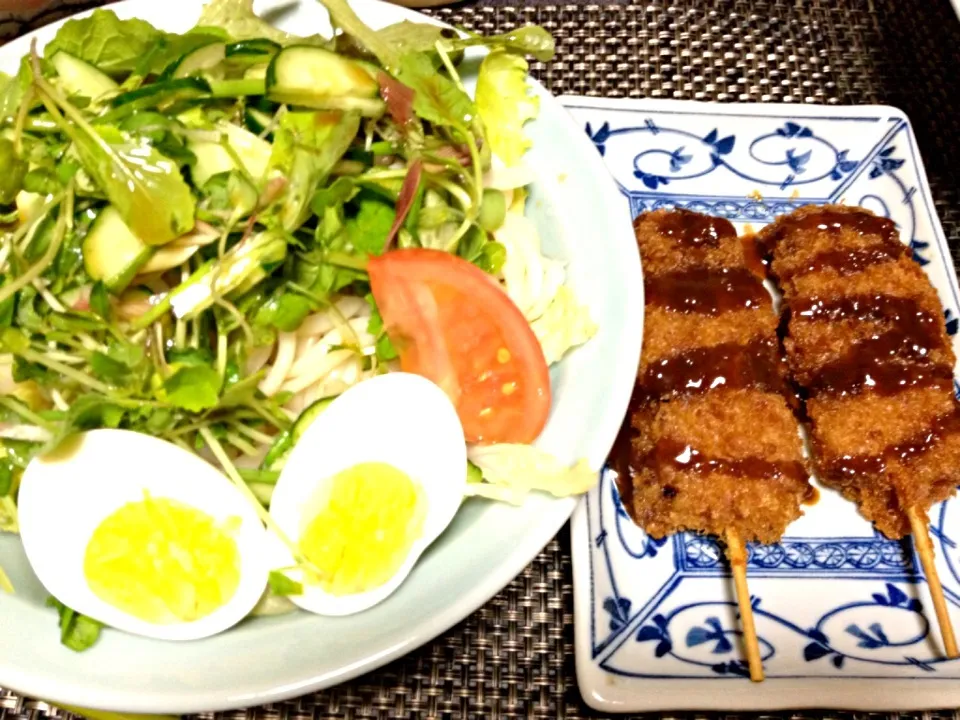 Snapdishの料理写真:#夕飯 野菜たっぷりサラダうどん、串カツ(玉ねぎ間)。ヤッターーゆで卵がのってるーーっ！ トマトも食べたよ。|ms903さん