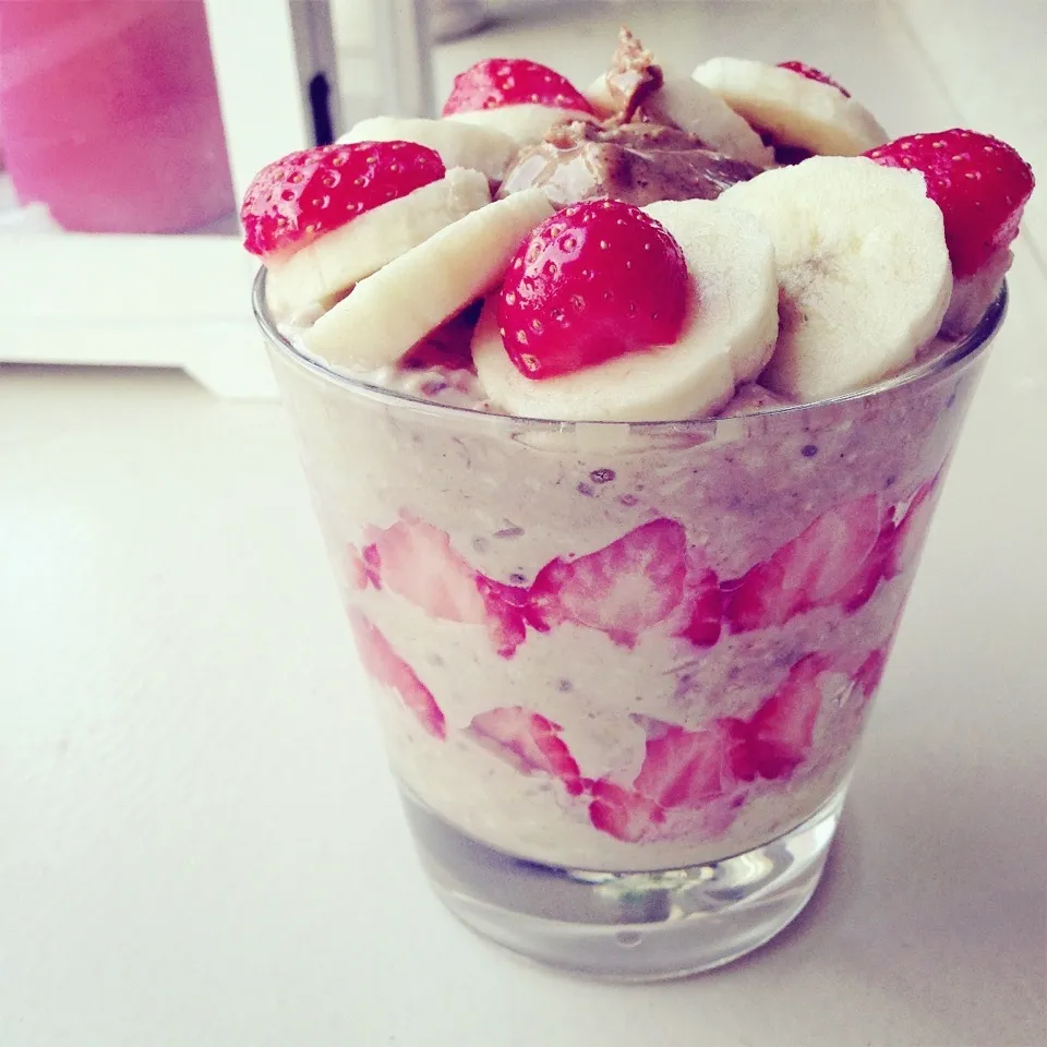 Banana strawberry overnight oats parfait with peanut butter|Rianneさん