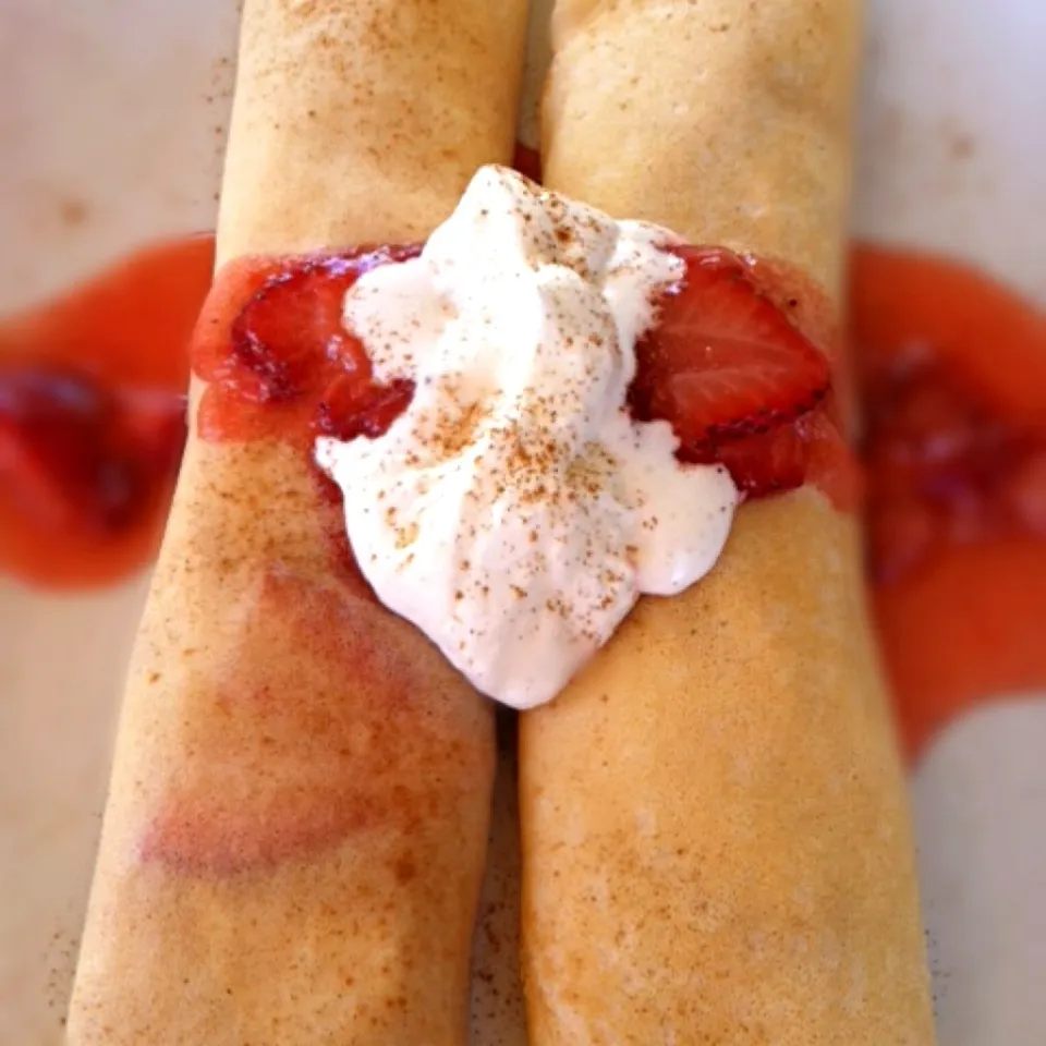 Strawberries & Cream Cinnamon Crepes|lindsay robesonさん