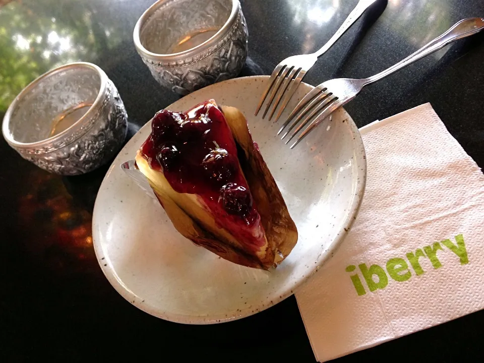 Snapdishの料理写真:บลูเบอรรี่ชีสเค้ก iberry นิมมาน เชียงใหม่|Sujigaさん