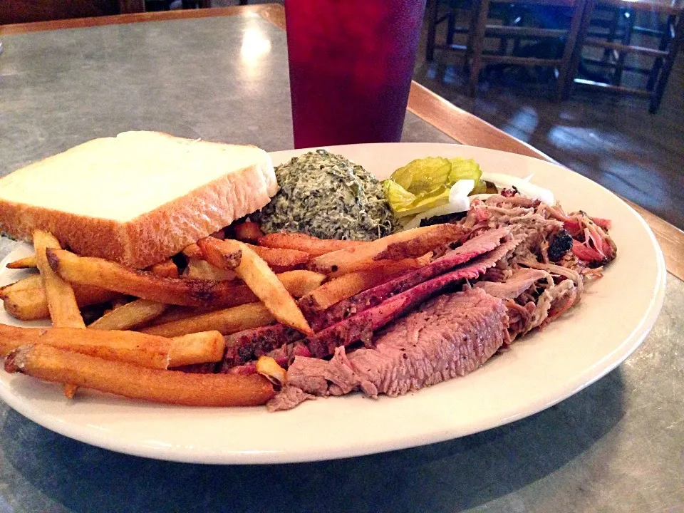 Brisket, pulled pork, fries, and cheesy spinach.|Chris Rothさん