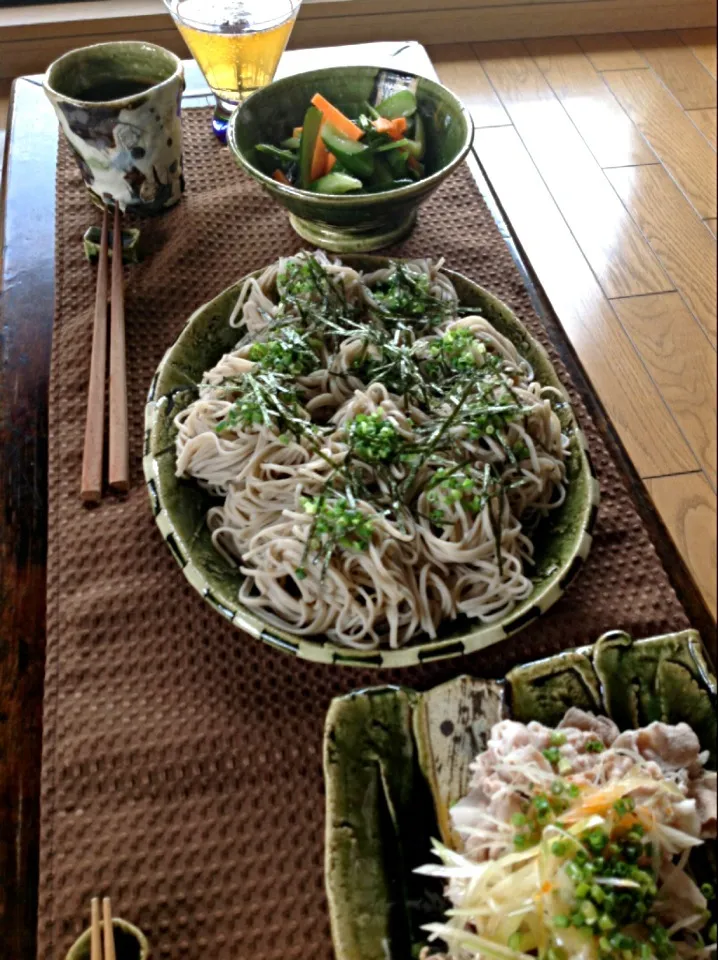 昼食 蕎麦、牛肉と豚肉のネギのせ冷しゃぶ、浅漬け|izunさん