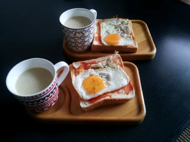 カリカリチーズ目玉焼きのせトースト、バナナスムージー|いづみさん