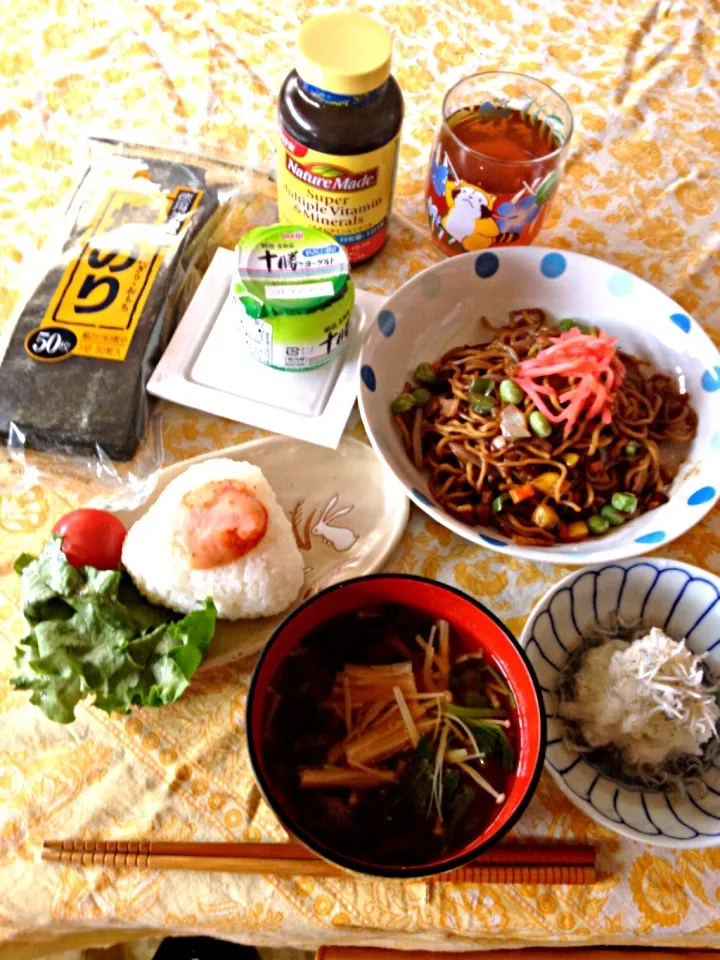 Snapdishの料理写真:カラフル焼きそば、明太子おにぎり、しらすおろし、エノキ味噌汁|ＳＵＺＵＫＩさん