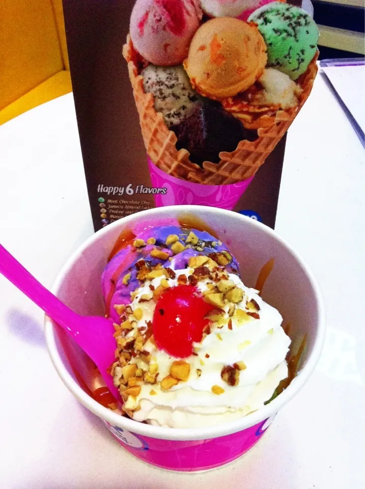 Snapdishの料理写真:Haagen Dazs (cotton candy+chocolate rain forest🍨🍦)|꒰✾꒱˚°꒰ben꒱°˚꒰✾꒱さん