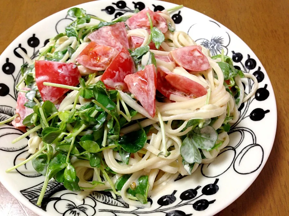 トマトと豆苗のサラダうどん|Kyoko Tsuzukiさん