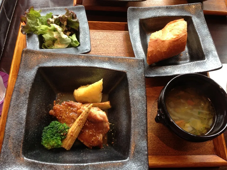 Snapdishの料理写真:日替わりランチ（チキンソテー、ブイヨンスープ、マスタードサラダ、バゲット）|ひーくんさん