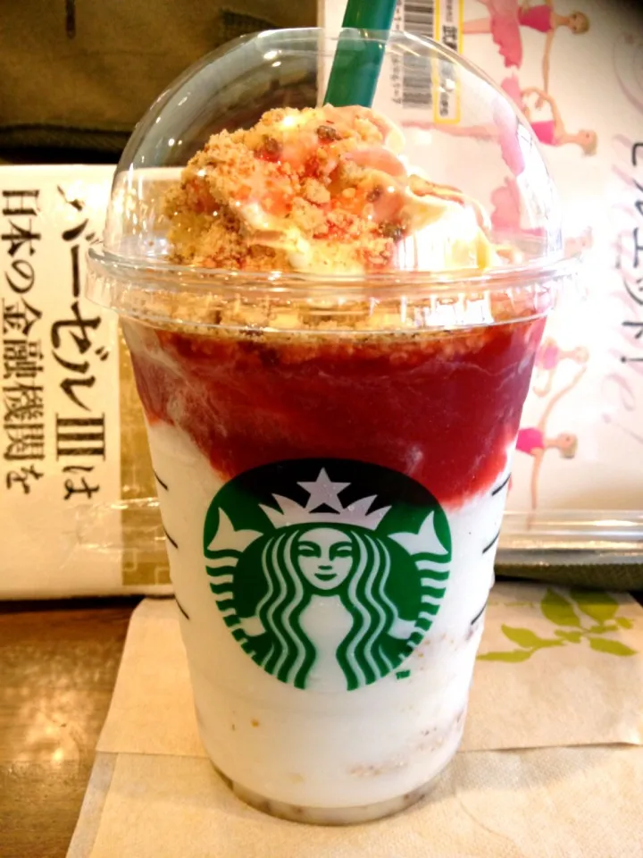 ストロベリーチーズケーキフラペチーノ|イッセイさん