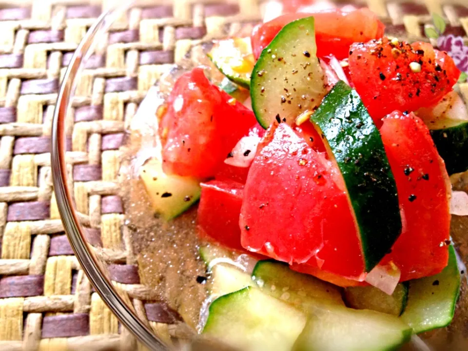 Snapdishの料理写真:作ってみました🍅スプーンで食べる‼夏のトマトときゅうりのサラダ⭐|ジュンコ バイヤーさん