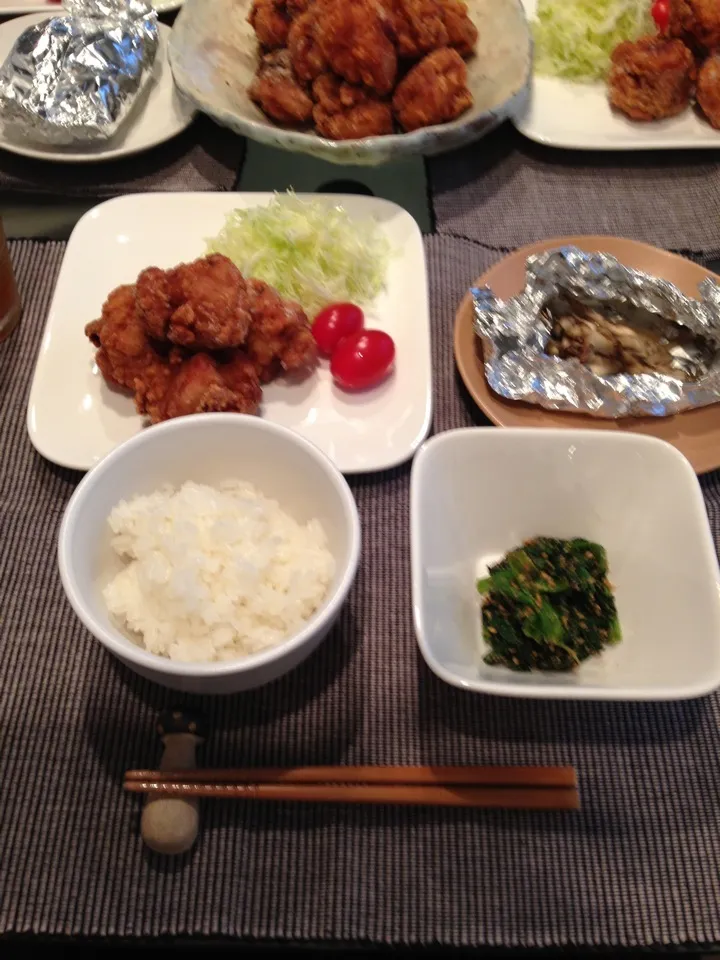 鶏唐揚げ・ほうれん草の胡麻和え・舞茸とエノキのホイル焼きガーリック風味・ご飯|ふぅさん