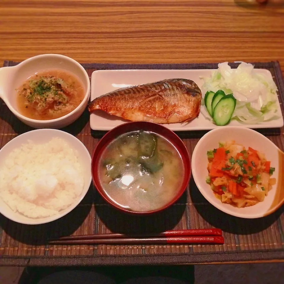 鯖の塩焼き、大根とツナの煮物、野菜の辛味噌炒め|はるさん