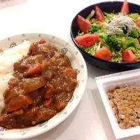 Snapdishの料理写真:カレー、納豆、サラダ|まりさん