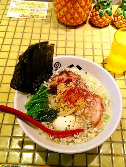 パパパパパイン 塩ラーメンいっぱいん♪ビビビビビミー♫|りん蔵さん