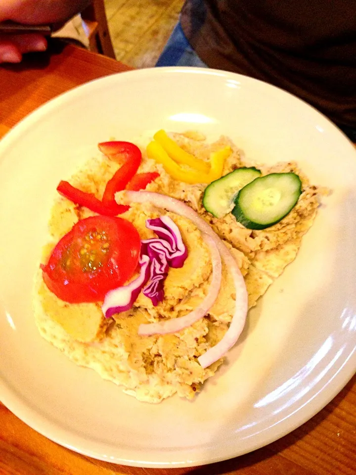 Flatbread topped with hummus and veggies|Kirsten Adachiさん