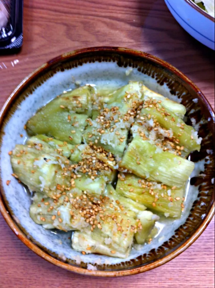 これからの季節は、焼き茄子で晩酌！おろした生姜にかつお節、醤油を少し垂らして。|まえひろさん