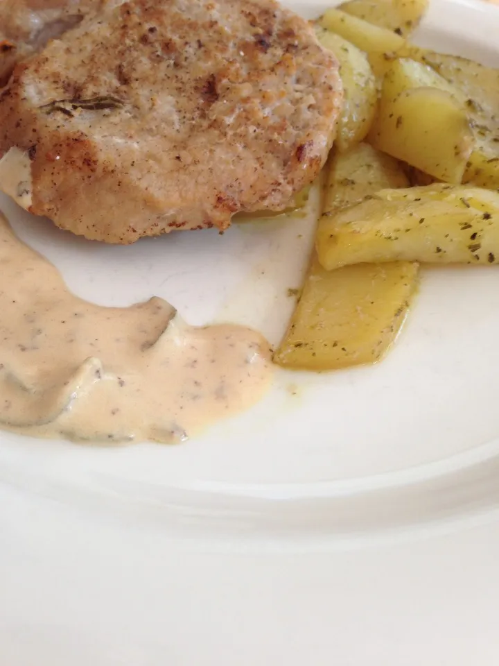 Pork filet with Mediterranean Herb Potatoes|ozzy sparaさん