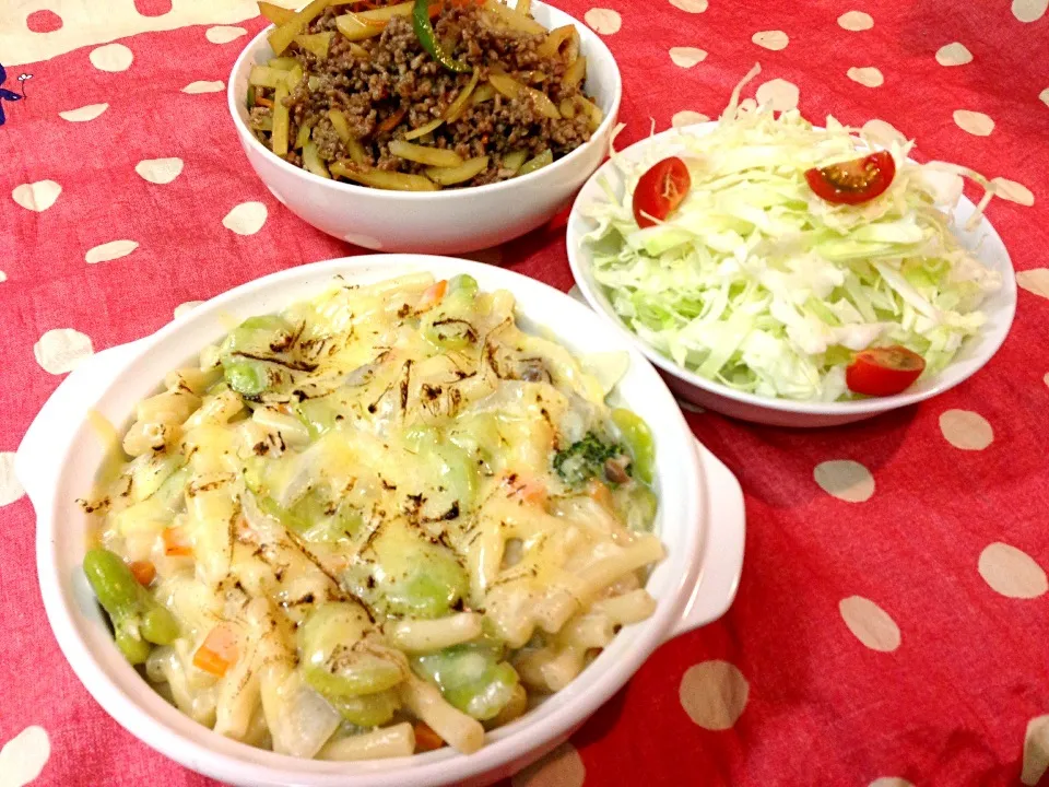 Snapdishの料理写真:野菜たっぷりマカロニグラタン、ちんじゃーろーす、サラダ|実誉さん