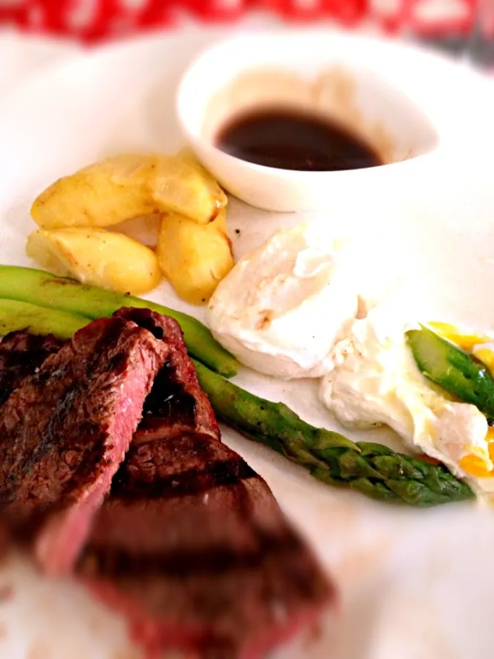 Char-grilled ribeye with poached eggs, sautéed asparagus and roasted fingerling potatoes|Meg Davisさん