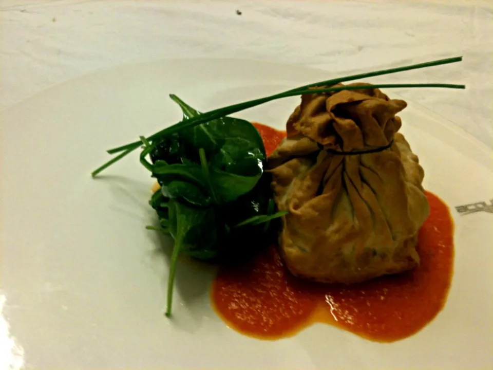 Salmon and prawn in phillo pastry with baby spinach e tomato sauce|oncechefさん