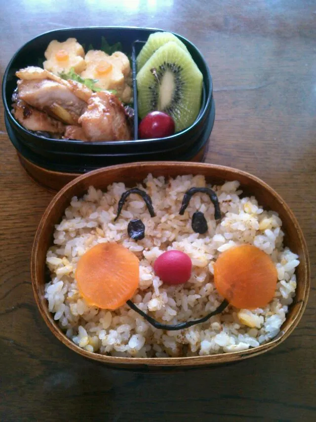 Snapdishの料理写真:6月10日のお弁当
(akemi3さんのお花の卵焼き入り)|mamaさん