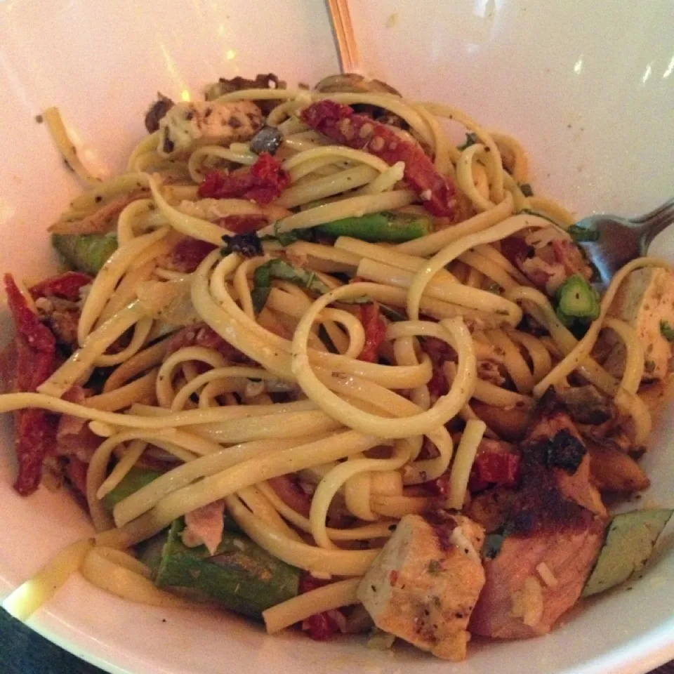 Chicken & Asparagus Linguini at Granite City Brewery|Curt Chillさん