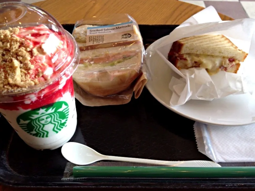 ストロベリーチーズケーキフラペチーノキター((⌯˃̶᷄₎₃₍˂̶᷄ ॣ)ﾌﾟｯ♪|キリくんさん