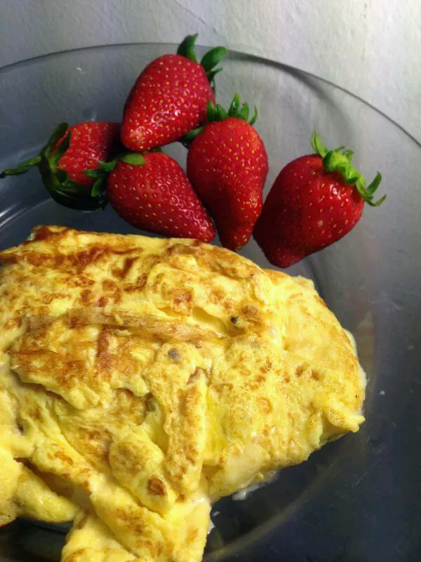 rise and shine with a good breakfast
cheese omelette and fresh strawberries|joey limさん