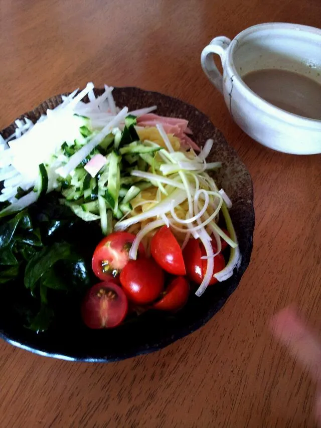 Snapdishの料理写真:ランチにいっぱい具乗せざるラーメン(*´艸`*)|ゆうちゃんさん