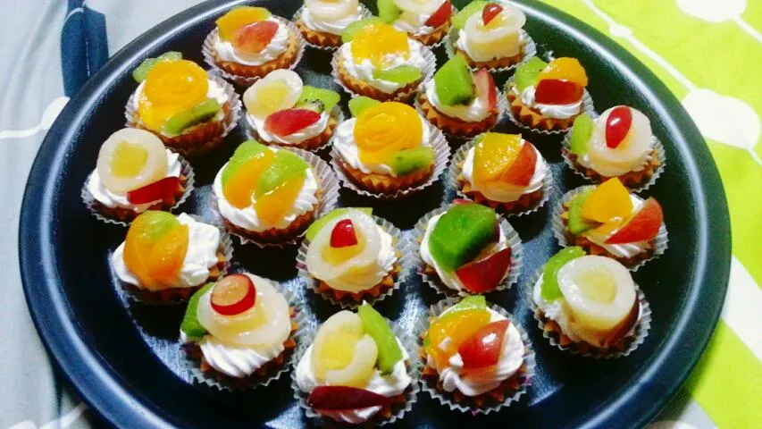 Snapdishの料理写真:homemade fresh fruits tarts|yapさん