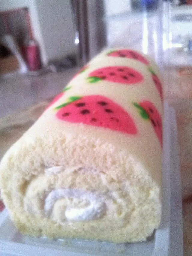 Cute strawberry pattern on strawberry swiss roll
Light cream inside the soft cake|joey limさん