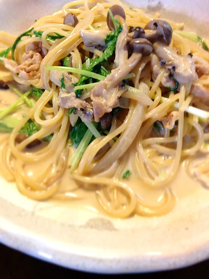 シメジと豚バラと水菜のクリーム醤油パスタ|さくたえさん