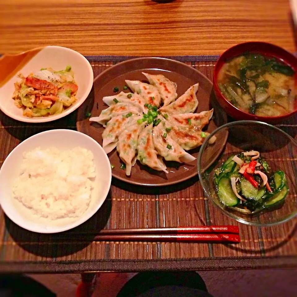 餃子、レタスとベーコンの卵炒め、きゅうりとカニカマの酢の物|はるさん