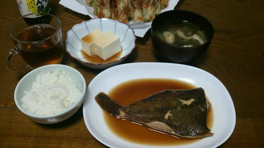 カレイの煮付＆冷奴＆竹輪の磯辺揚げ＆小松菜と油揚げの味噌汁|えっちゃんさん