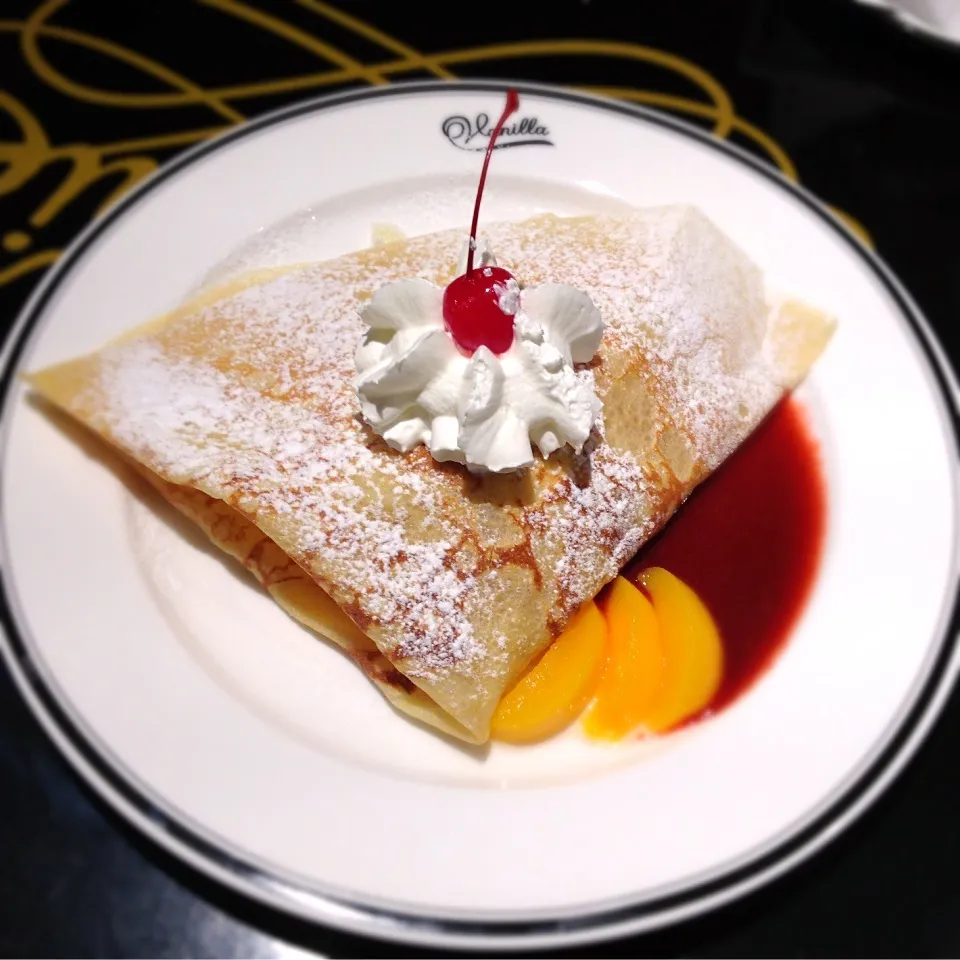 Snapdishの料理写真:Peach Melba crepe|nicky tangさん