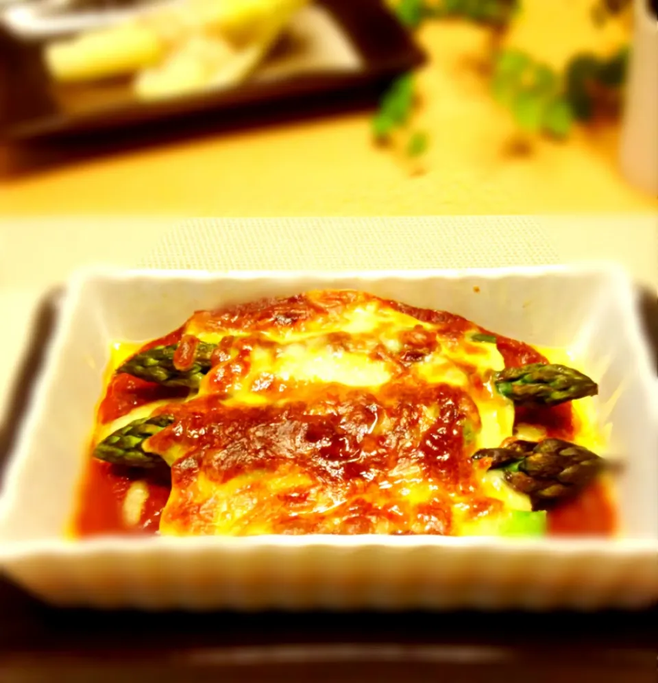 Baked asparagus with marinara sauce|Kirk Awiamさん