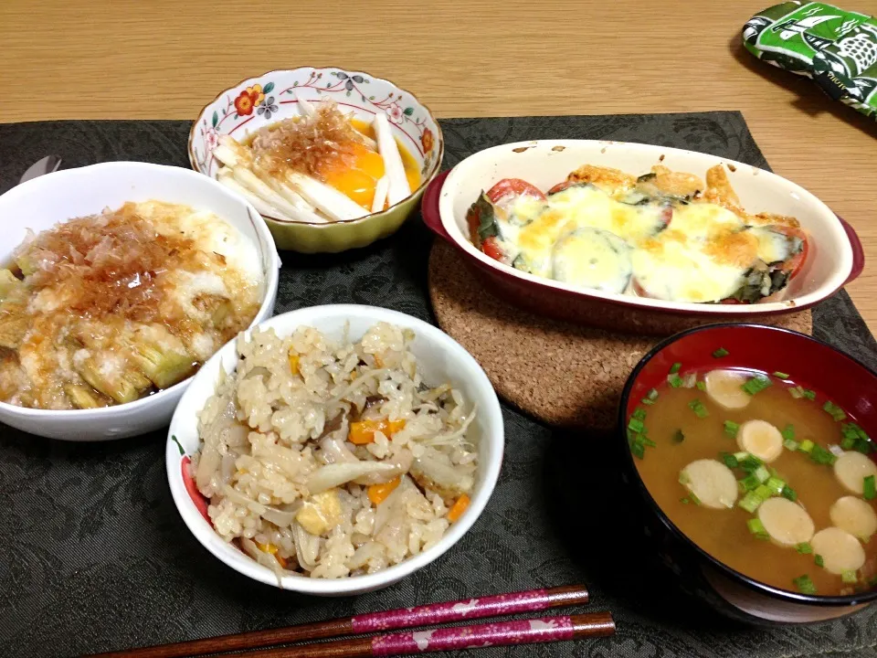 きのことゴボウの炊き込みご飯、トマトとバジルのチーズ焼き、焼き茄子とろろがけ、長芋の短冊、お味噌汁。|Angie44さん