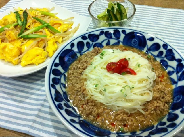 冷やし坦々そうめん・炒り卵とモヤシにんにく塩炒め・キュウリとキャベツ青じそ浅漬け|まーままさん