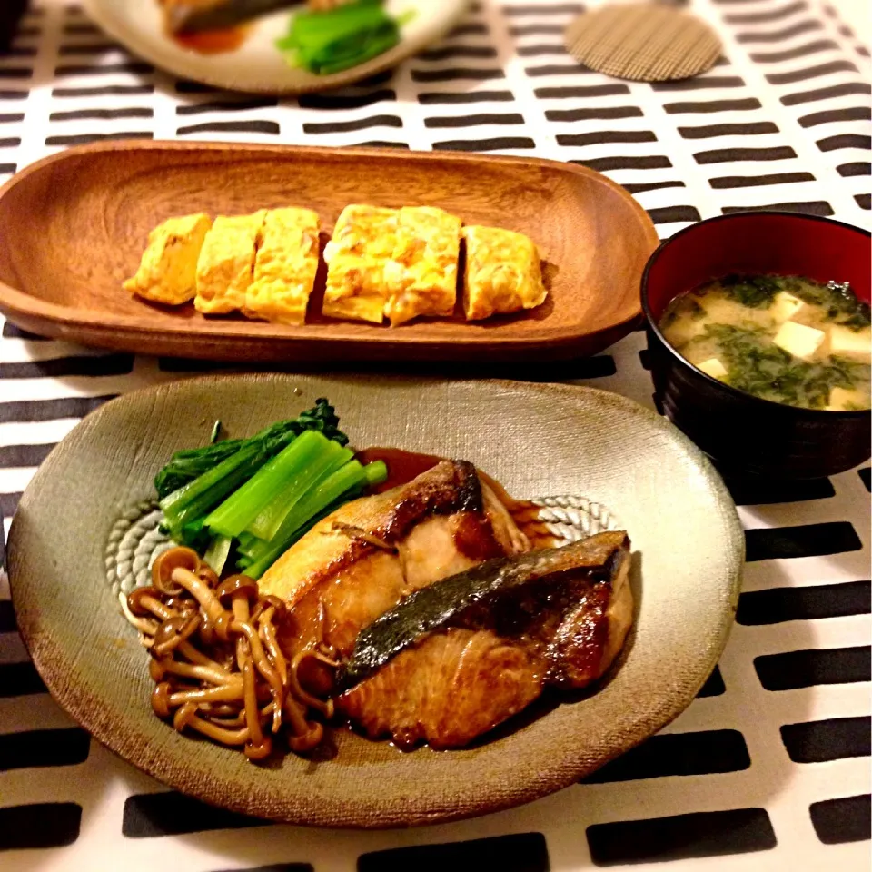 ブリの照り焼き🍀出し巻き卵🍀お豆腐と海苔のお味噌汁|mochaさん