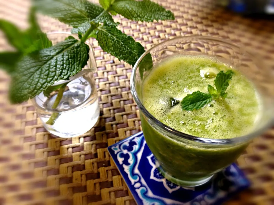 朝から…作ってみました🍀Mint and green pepper smoothie with ginger ミントとピーマンのスムージー （たっぷり生姜入り）|ジュンコ バイヤーさん