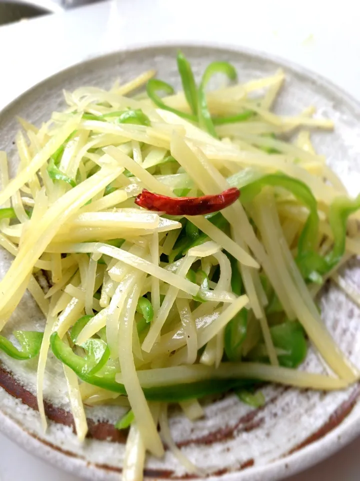 Snapdishの料理写真:炒青椒土豆丝 ／じゃがいもとピーマンの細切り炒め|FU-TEN 古原貴大さん