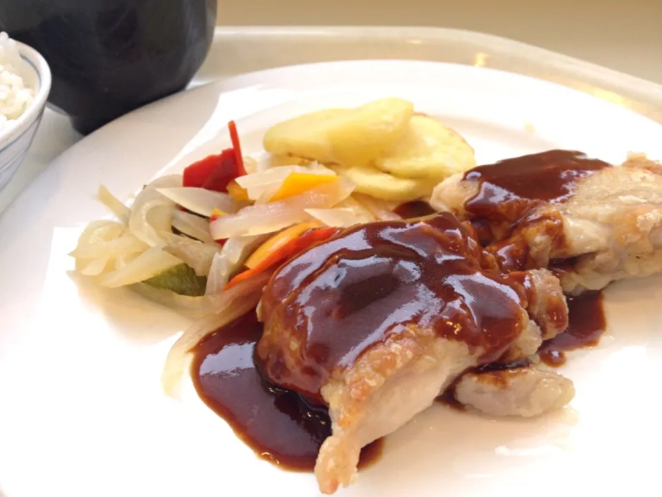 今日の社食は鶏肉の味噌デミソース。520円。|ルーア・ブランカさん