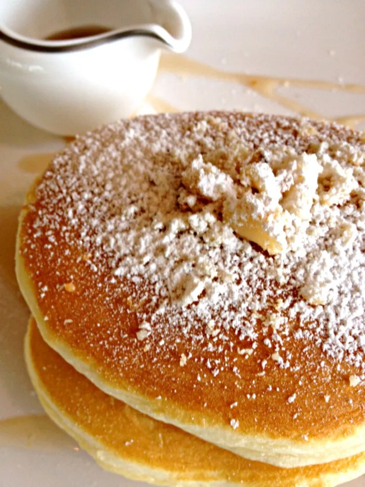 Snapdishの料理写真:Buttermilk pancakes with macadamia nuts & maple syrup|12Dragonさん